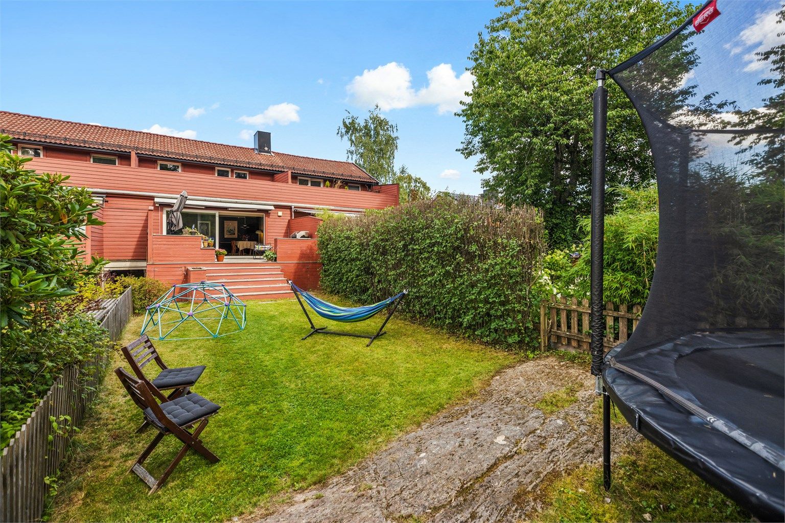 Hagen gir rikelig med boltreplass for barn, med plass til trampoline og lek.