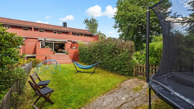 Hagen gir rikelig med boltreplass for barn, med plass til trampoline og lek.