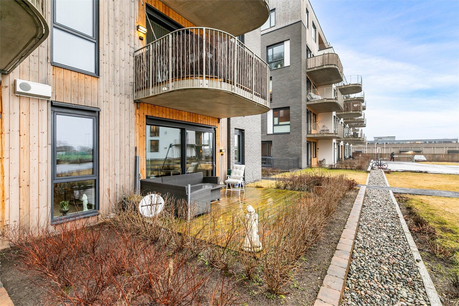 Siden leiligheten ligger på bakkeplan, har den fordelen av et vesentlig større uteareal enn de lenger opp i blokken.
Fotograf; Børge Oppegård.