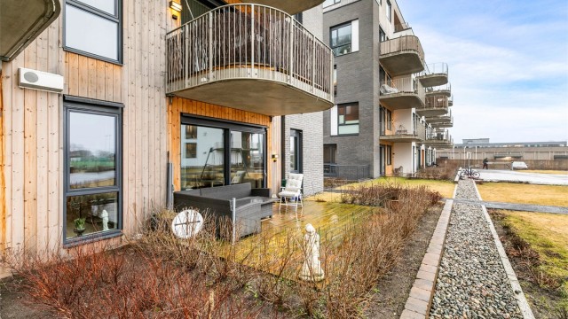 Siden leiligheten ligger på bakkeplan, har den fordelen av et vesentlig større uteareal enn de lenger opp i blokken.
Fotograf; Børge Oppegård.