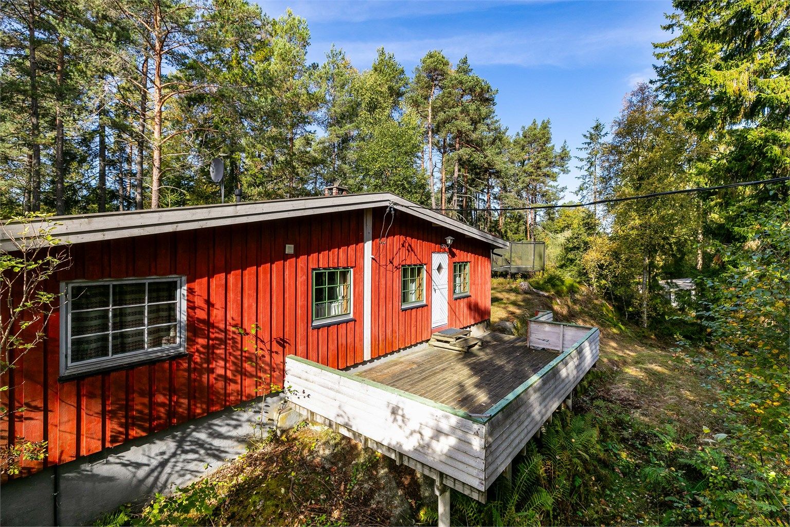 Hytta ble påbegynt i 1958 og siden utvidet i flere omganger. Den har i dag et betydelig vedlikeholdsetterslep og behov for vesentlige utbedringer.