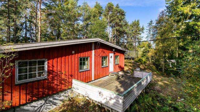 Hytta ble påbegynt i 1958 og siden utvidet i flere omganger. Den har i dag et betydelig vedlikeholdsetterslep og behov for vesentlige utbedringer.