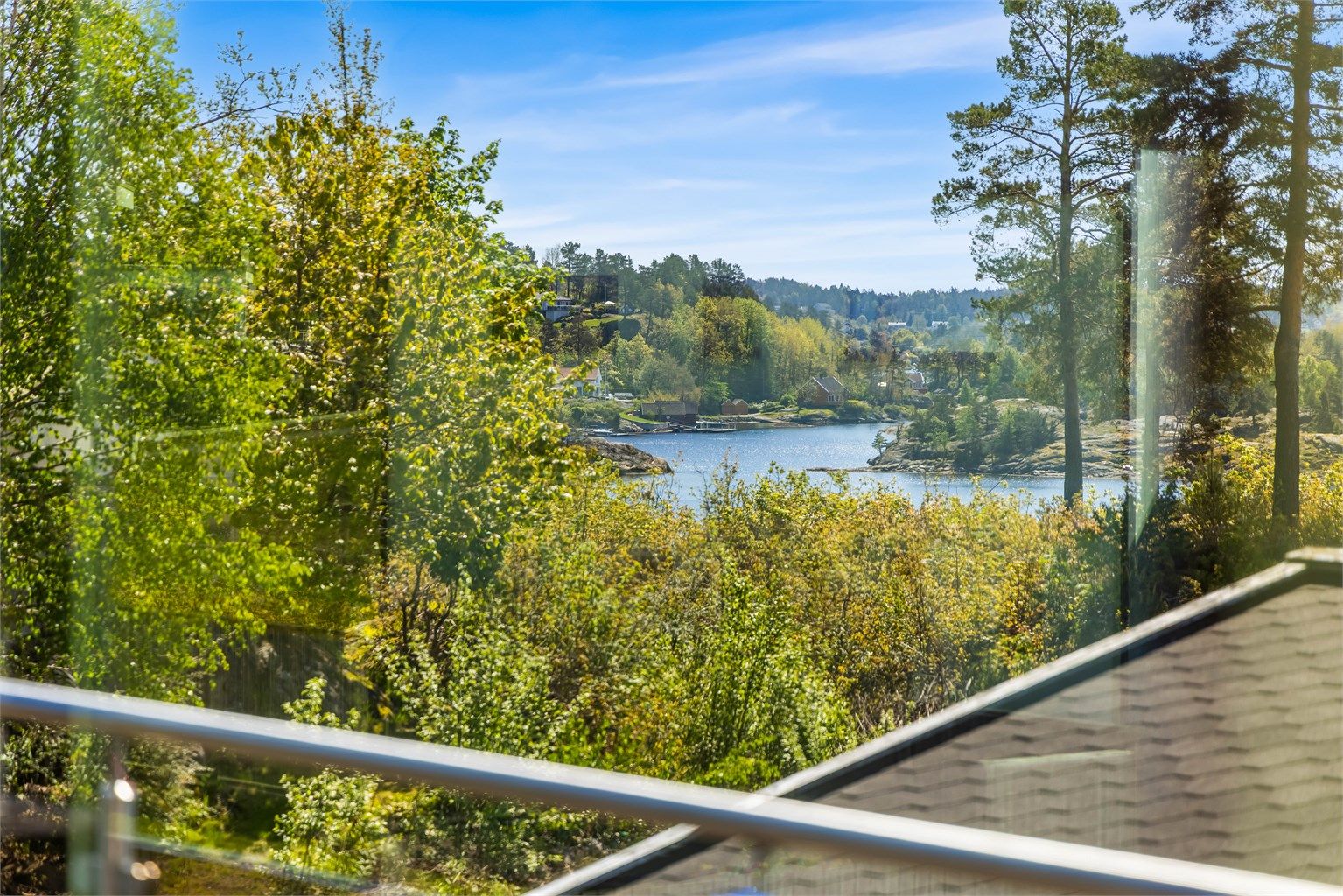 Eiendommen ligger kort avstand unna sjøen, fine badeplasser og brygge. 