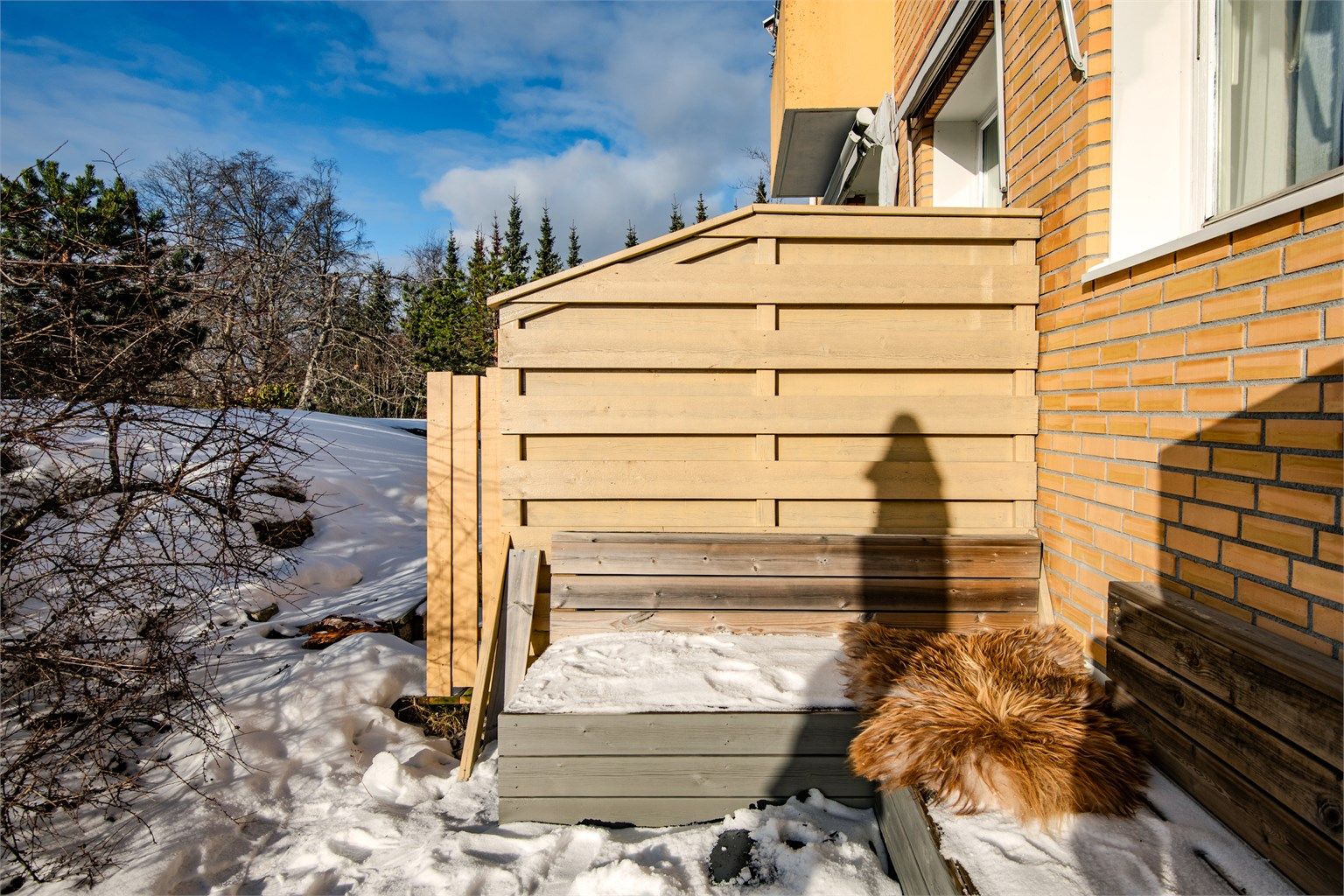 Terrassen er bygget i trekonstruksjoner med terrassebord som gulv.