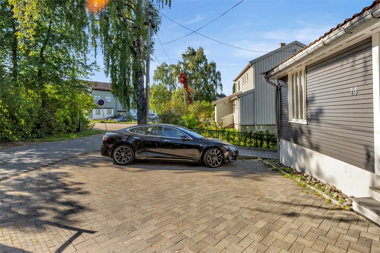 Gårdsplass på fremsiden av huset.