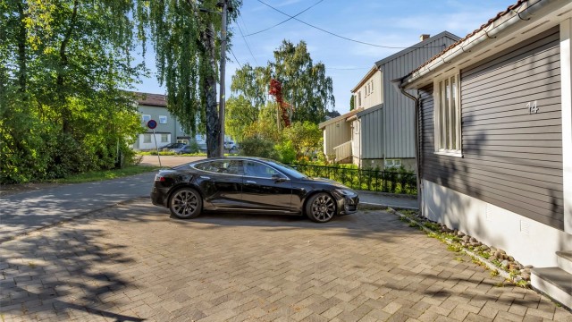 Gårdsplass på fremsiden av huset.