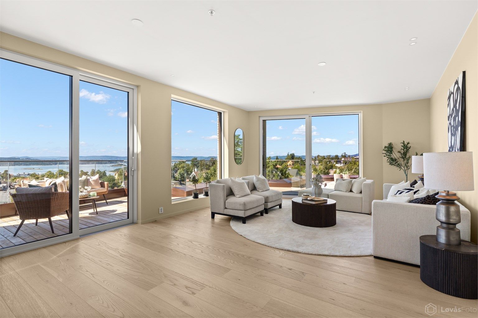 Fra stuen har du 2 utganger til en stor og solrik terrasse som oppleves som en naturlig forlengelse av oppholdsarealet