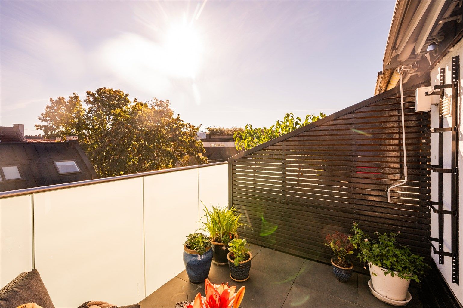 Den 8 kvm store balkongen gir rom for en koselig møblering og gjør det enkelt å lage et flott uteområde.