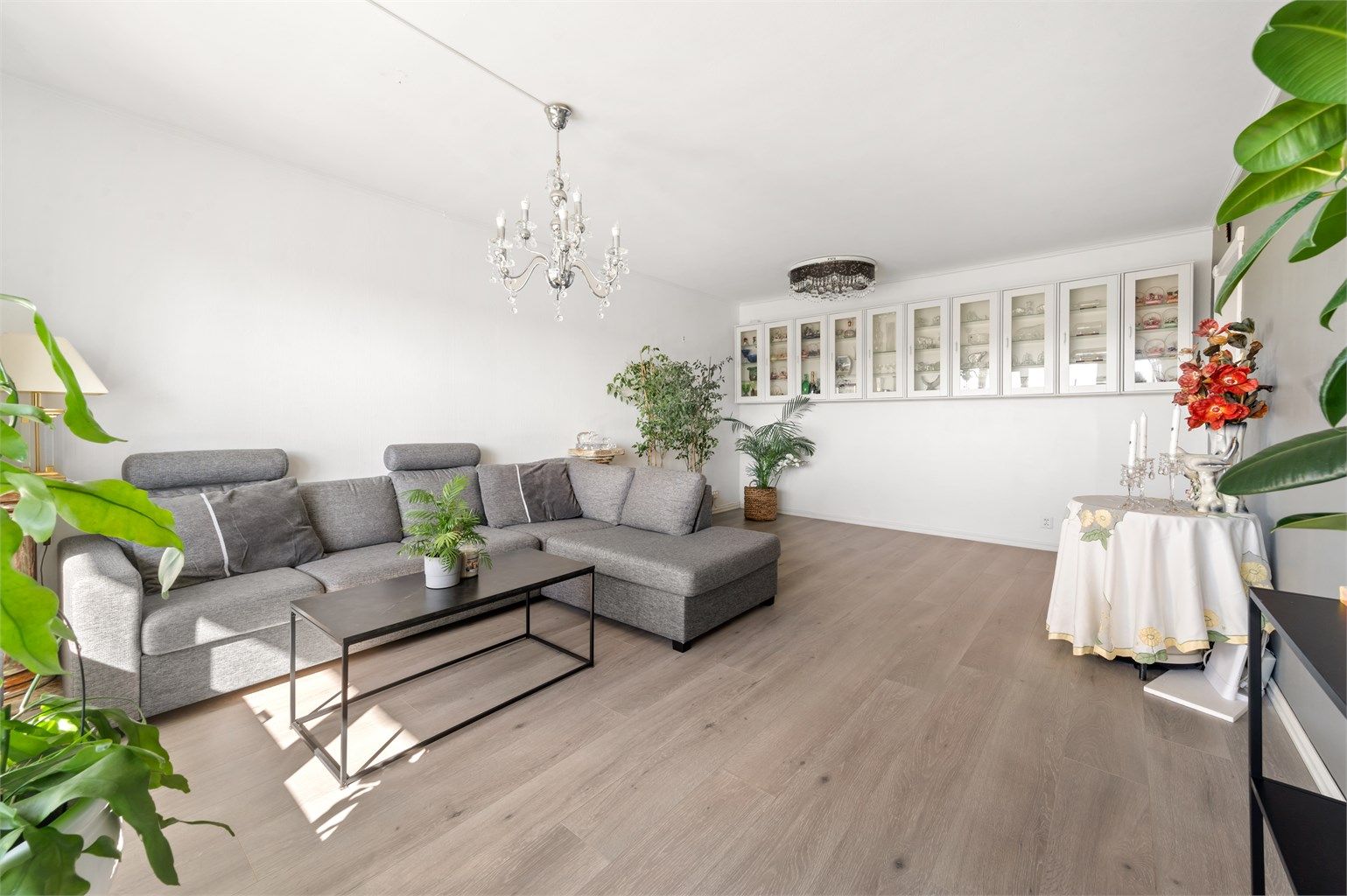 Stuen er romslig og kan enkelt innredes etter eget ønske og personlig stil med en hyggelig sofagruppe og tilhørende salongbord samt tv-benk eller annet ønskelig stuemøblement