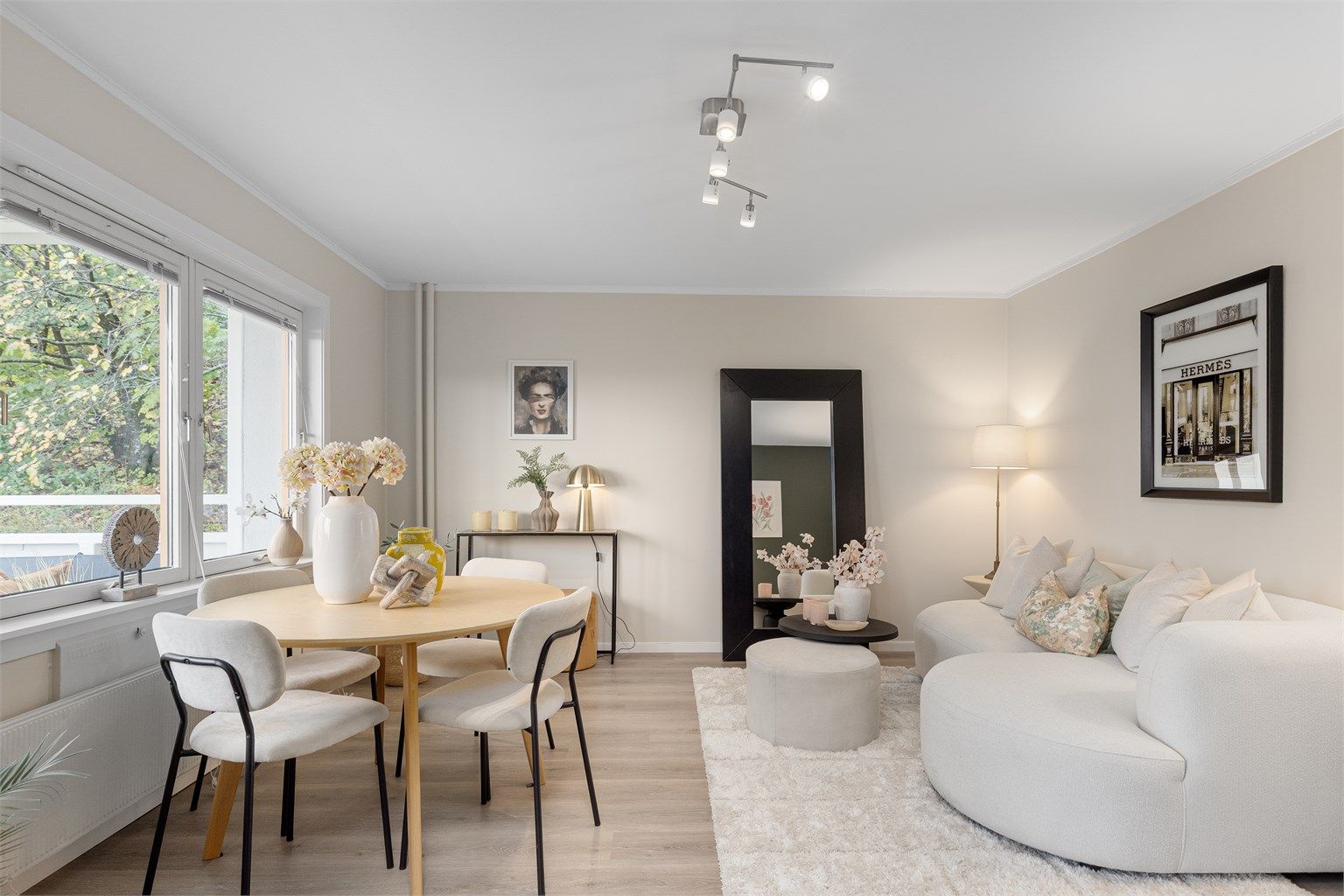 Stuen er lys og delikat med god plass til en koselig sofagruppe og spisebord.