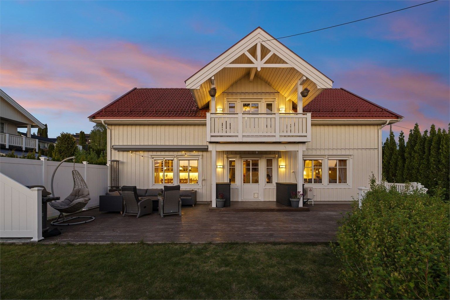 Boligen har store og pent opparbeidede utearealer. 