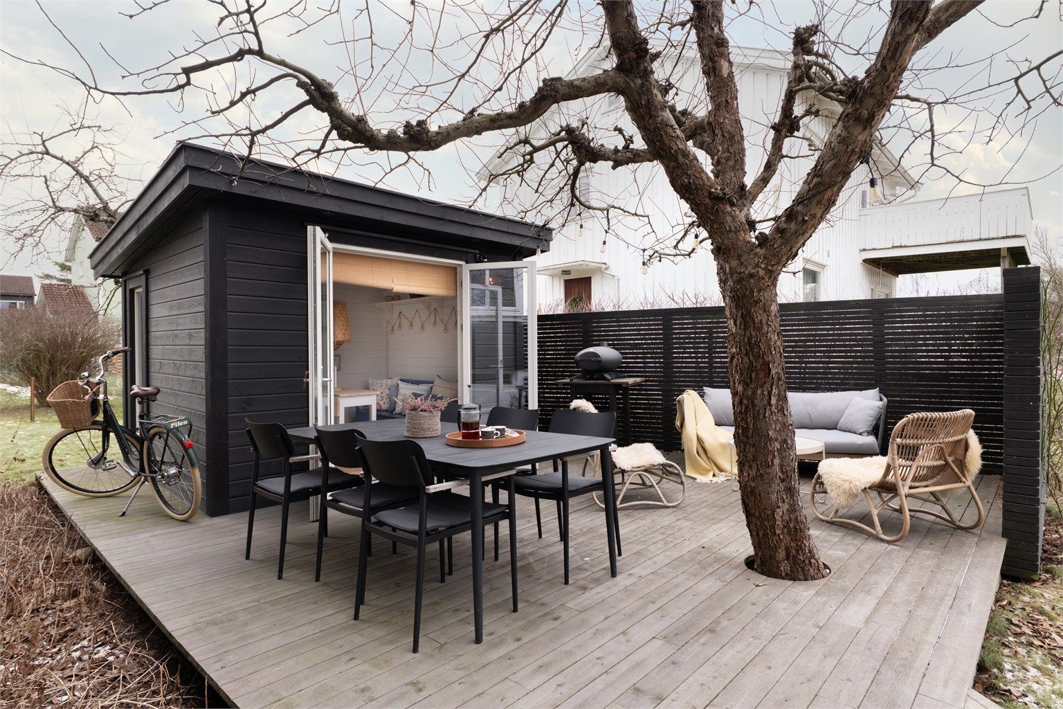 Ny utestue med tilhørende platting ble oppført i 2019.