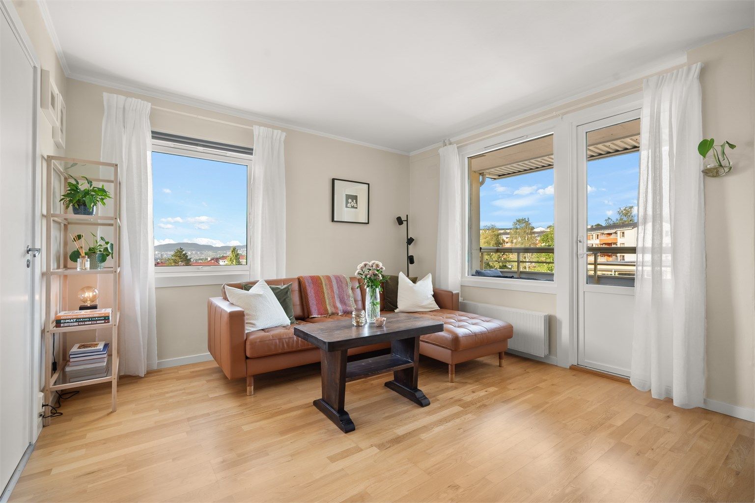 Stuen er av god størrelse og har plass til en større sittegruppe.