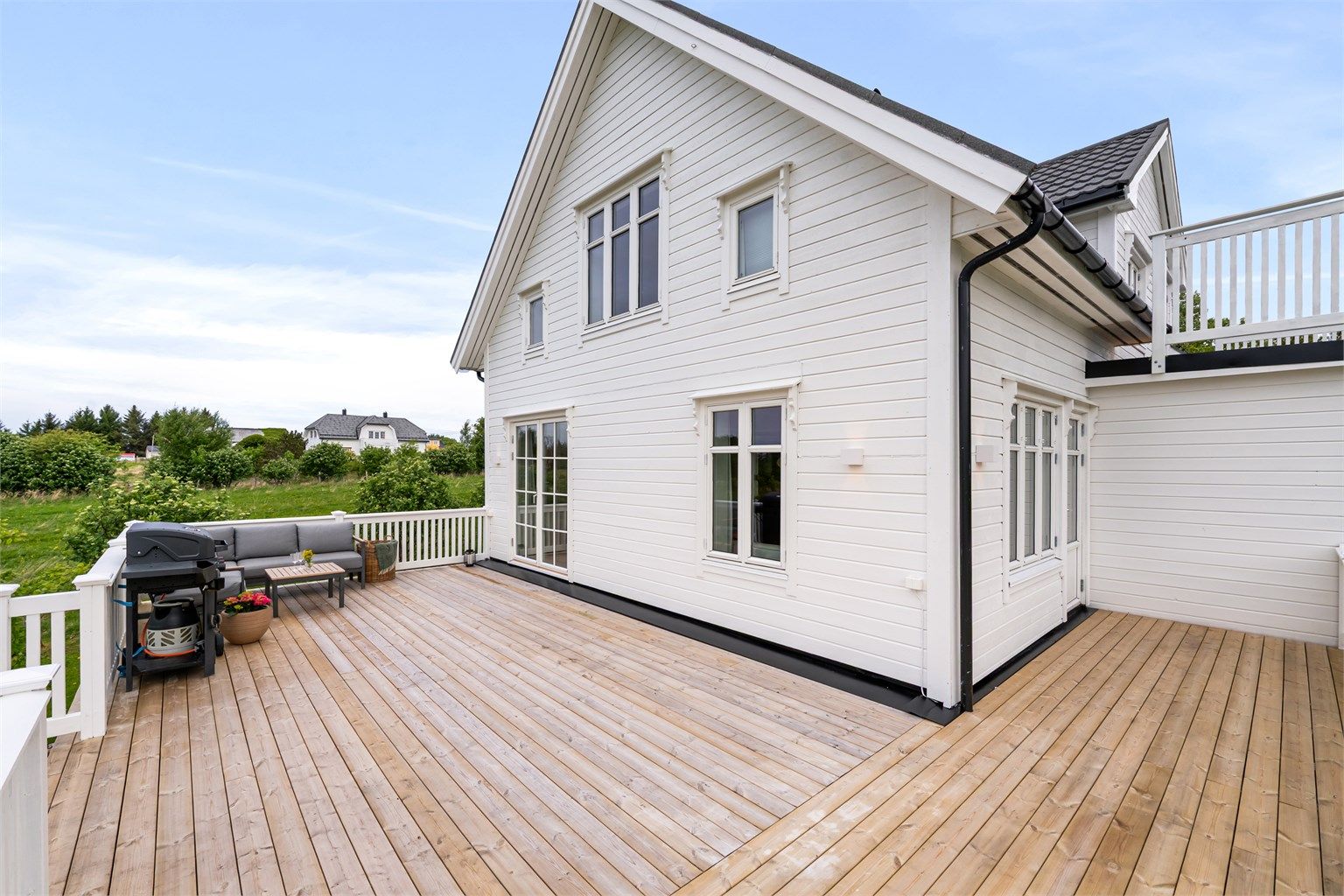 Store deler av kledningen på huset er ny fra 2024.