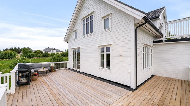 Store deler av kledningen på huset er ny fra 2024.