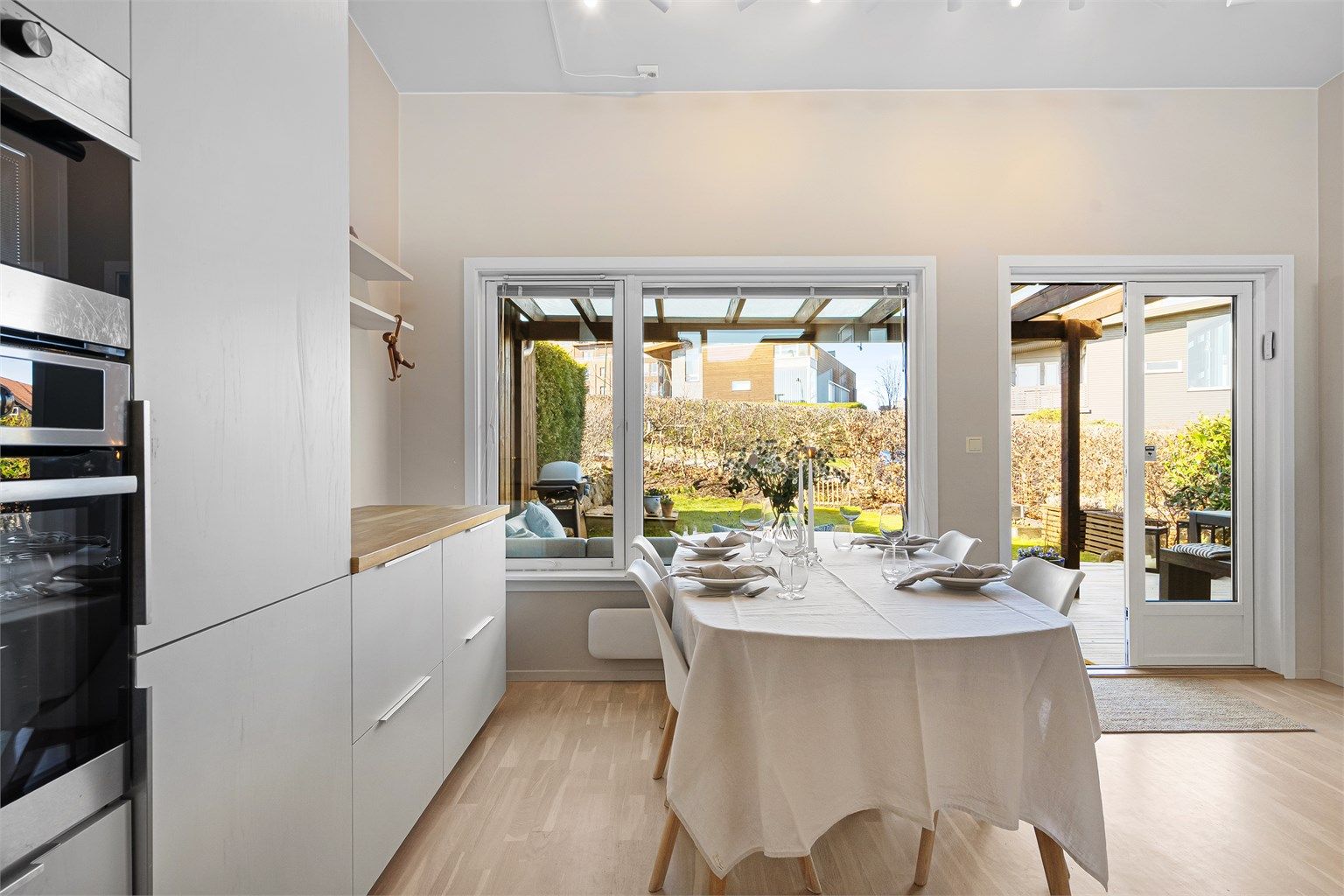 Direkte utgang fra kjøkken til avskjermet og koselig hage.