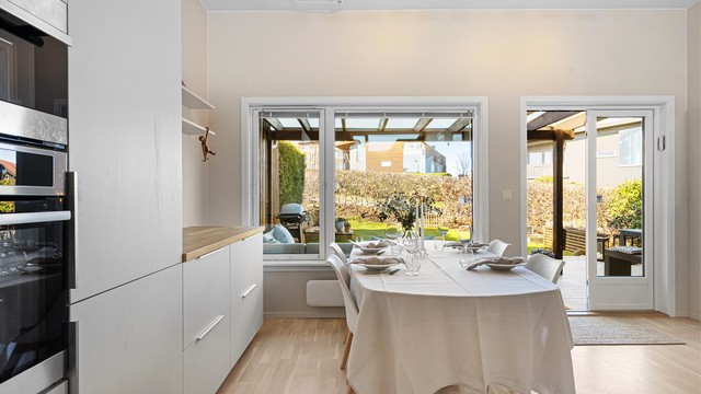 Direkte utgang fra kjøkken til avskjermet og koselig hage.