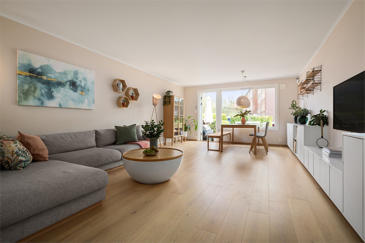 Stuen har rikelig med naturlig lys fra store vindusflater som vender ut mot boligens hage