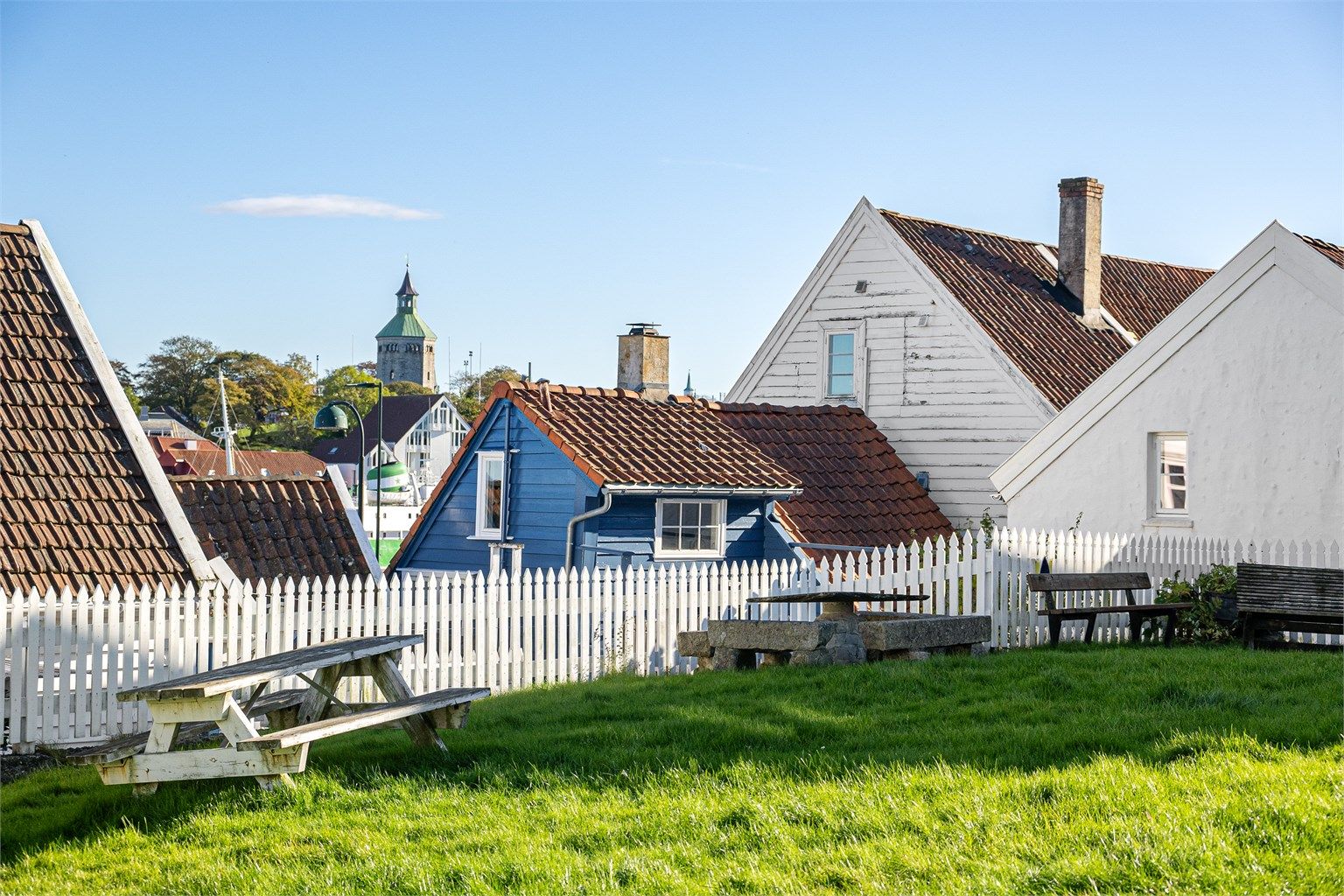 Utsikt over de karakteristiske tegltakene i Gamle Stavanger.