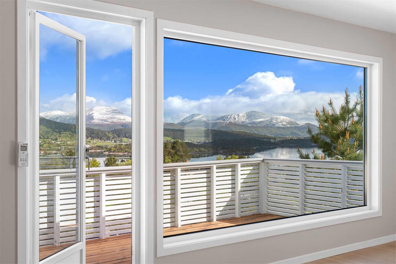 Terrassen er på 23 kvm og har gode solforhold på ettermiddag og kveld. Nytt terrassedekke i 2026