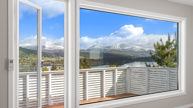 Terrassen er på 23 kvm og har gode solforhold på ettermiddag og kveld. Nytt terrassedekke i 2026