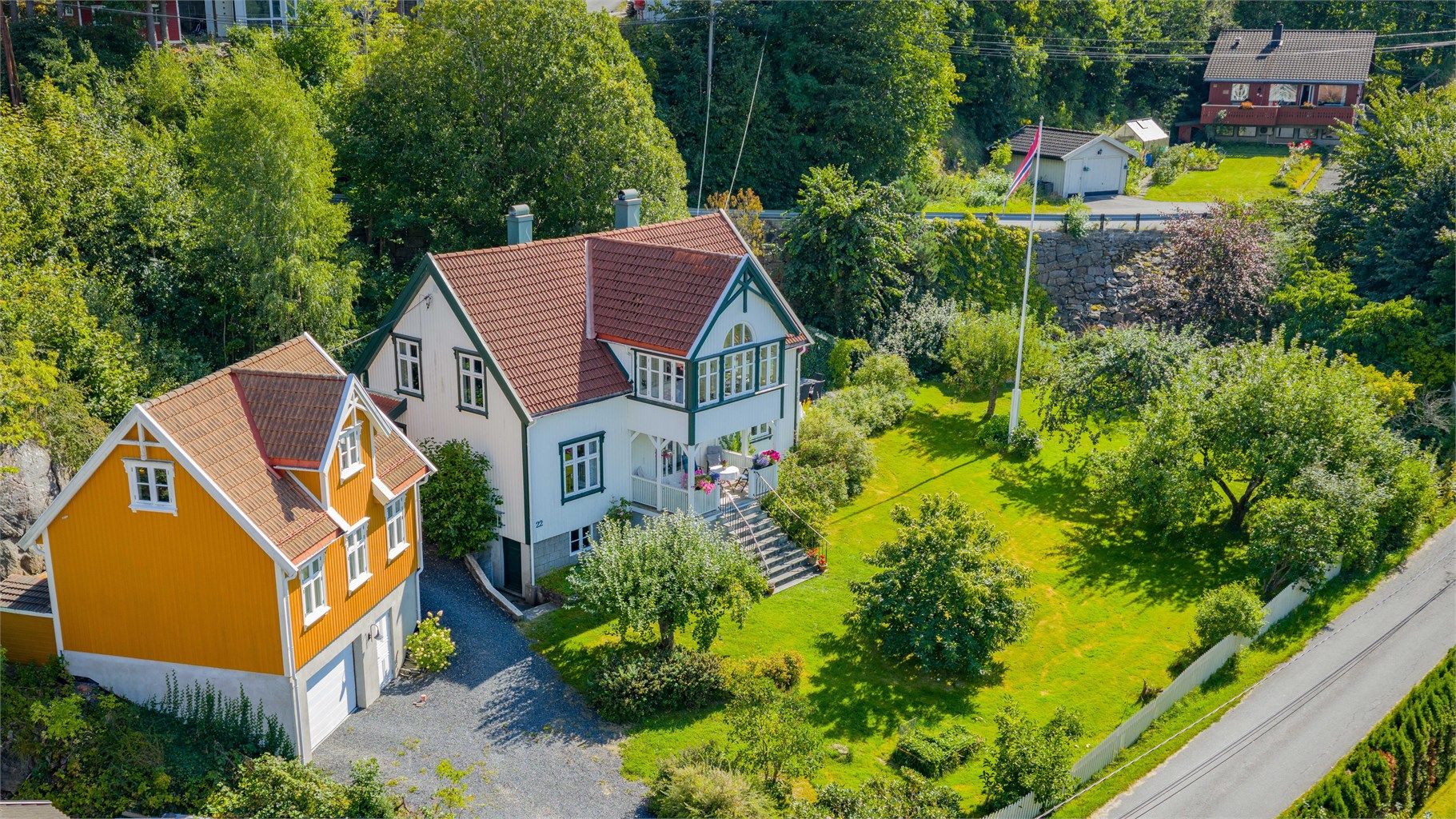 En sjønær perle med solrik tomt, frukttrær og idylliske uteplasser - Anneks over tre etasjer med garasje i underetasjen