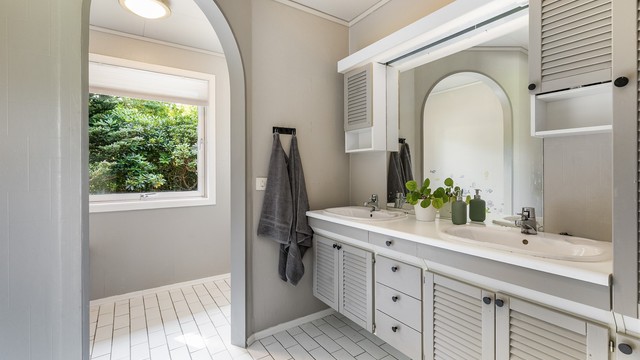 Badet i første etasje er samlokalisert med soverommene og fra byggeåret, men i god stand i forhold til alder. Oppgradering er likevel naturlig på sikt.
