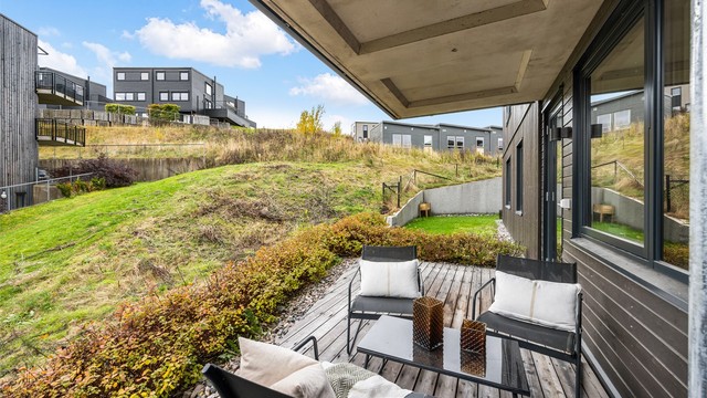 Markterrassen er oppført i trekonstruksjoner med levegg og god plass til sittegruppe.