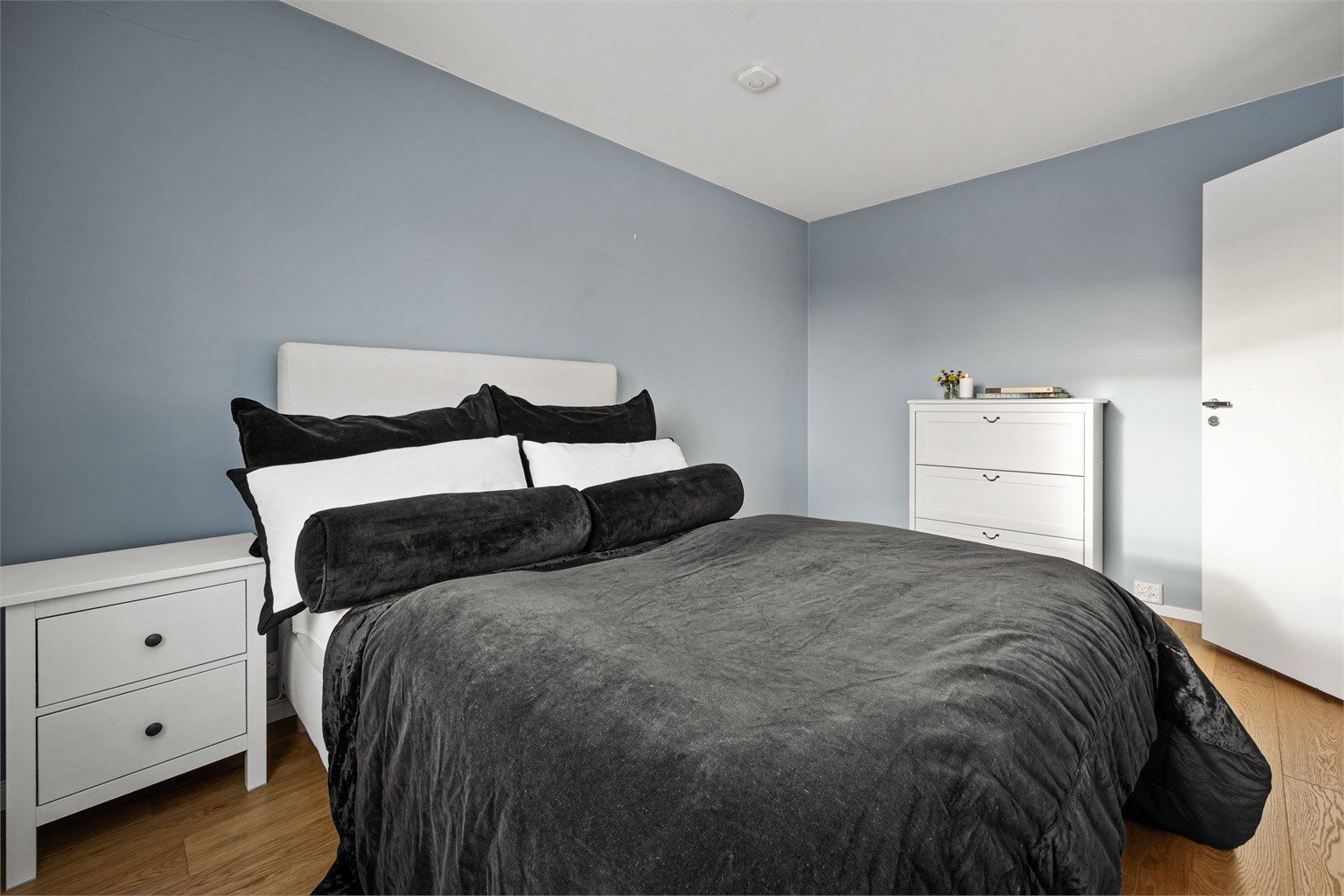 Hovedsoverommet er av god størrelse med behagelige fargetoner Foto: Stine Prøitz Jørgensen