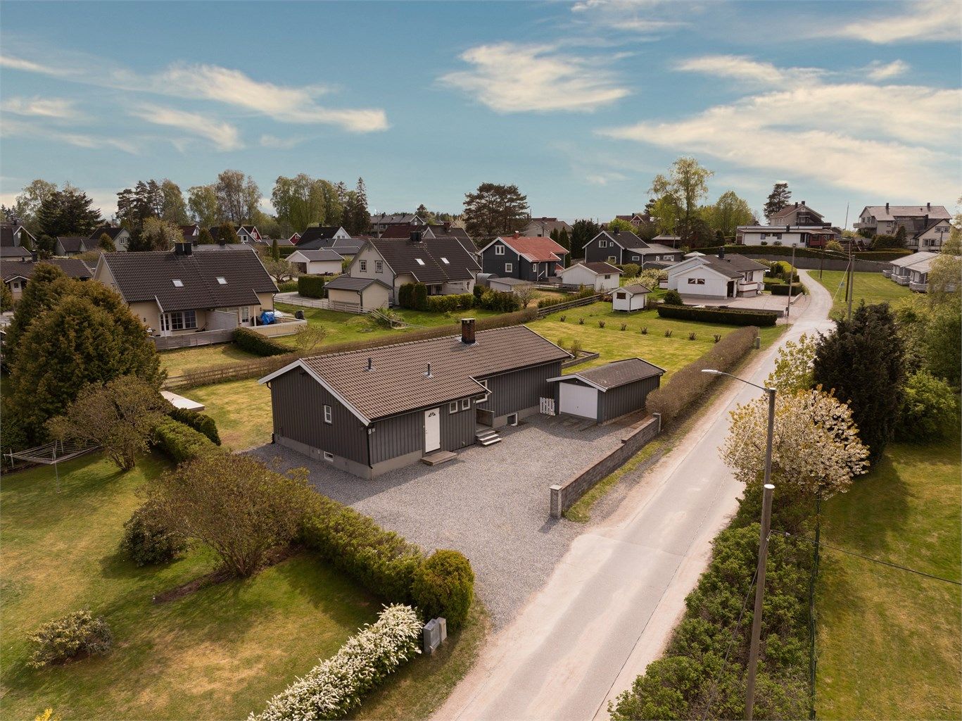 Alfa Karlsens vei er sperret for gjennomkjøring med bil og har av den grunn et rolig og barnevennlig miljø.