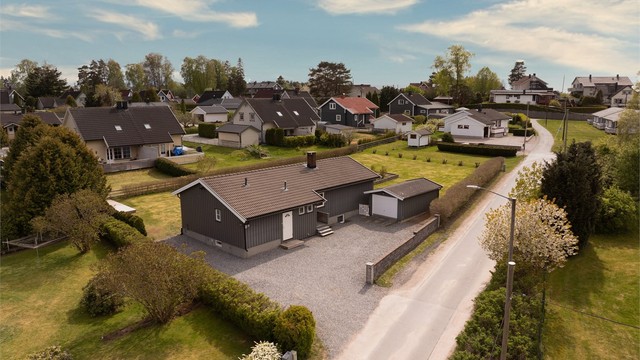Alfa Karlsens vei er sperret for gjennomkjøring med bil og har av den grunn et rolig og barnevennlig miljø.