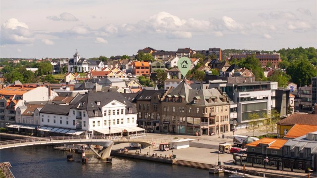 Loftsleiligheten i Stortorvet 1C presenteres av Karl Robert Hansen i Krogsveen. Fotograf; Kristoffer Kristiansen.