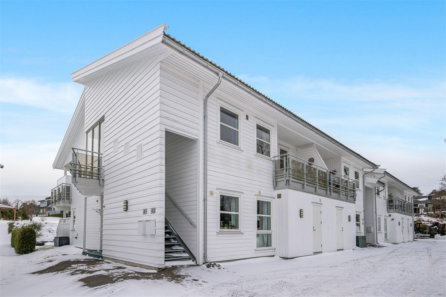 Dette er en pen, velholdt og lettstelt leilighet beliggende på enden i 2. etasje i det attraktive sameiet Medusa Park.