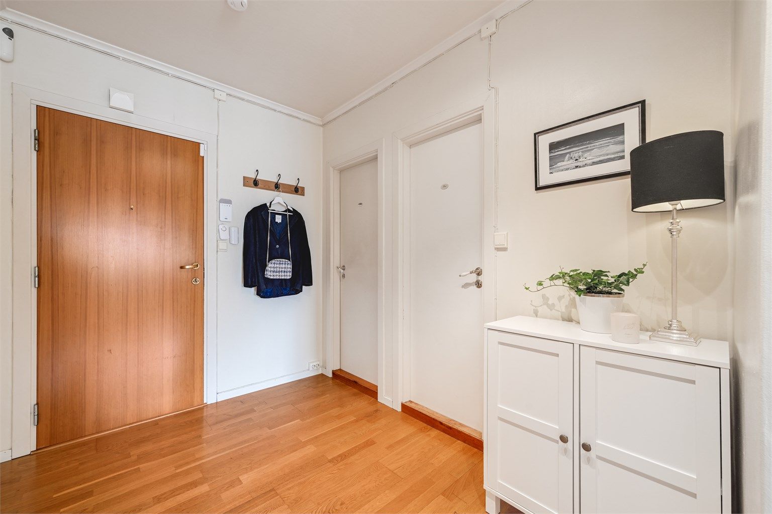 Fra entréen ønskes du velkommen inn i en romslig gang med god plass til oppbevaring og garderobeløsninger.