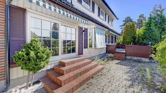 Uteplass med adkomst fra stye - markise - fra uteplassen er det videre adkomst til hage - gode solforhold