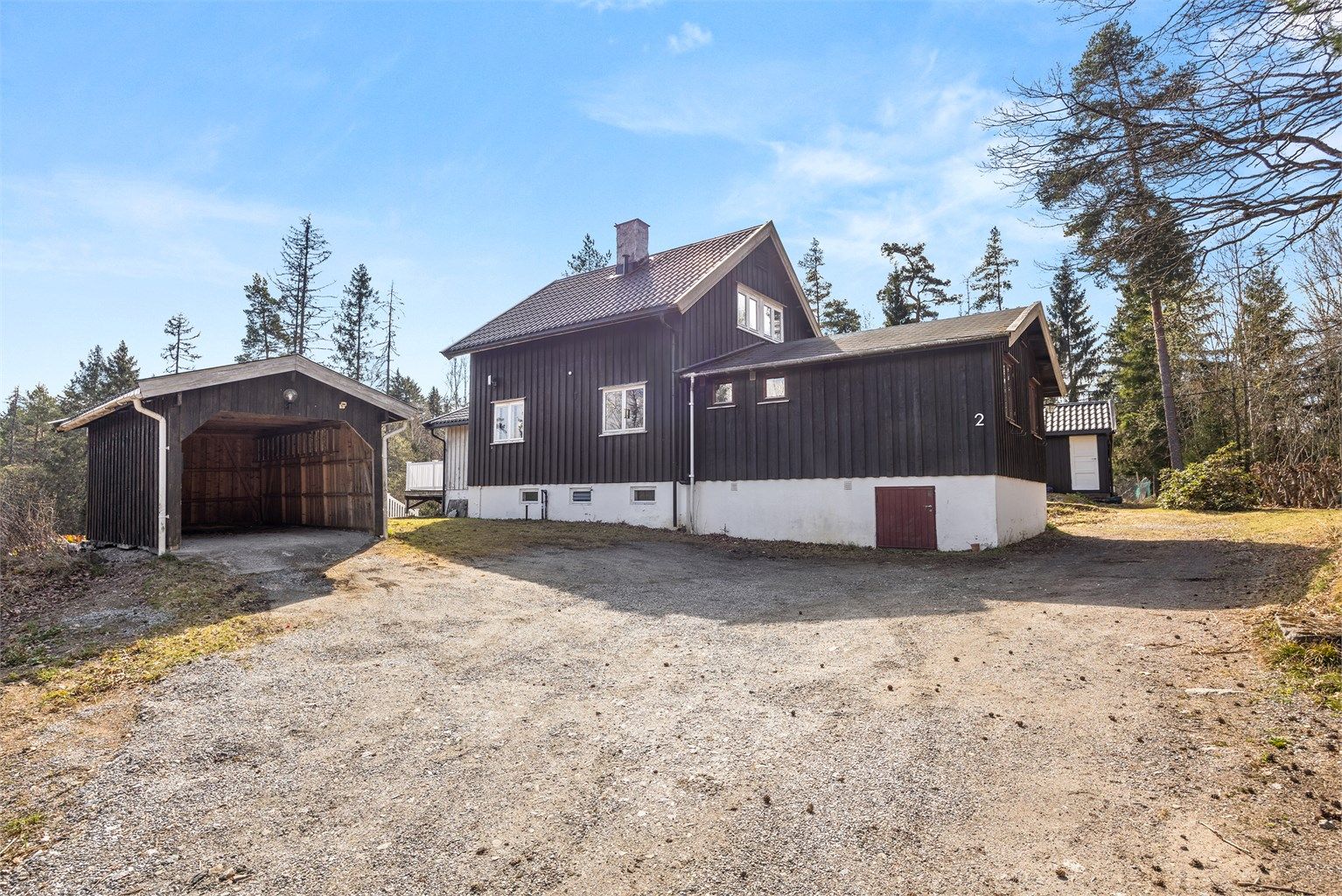 Gårdsplass og garasje