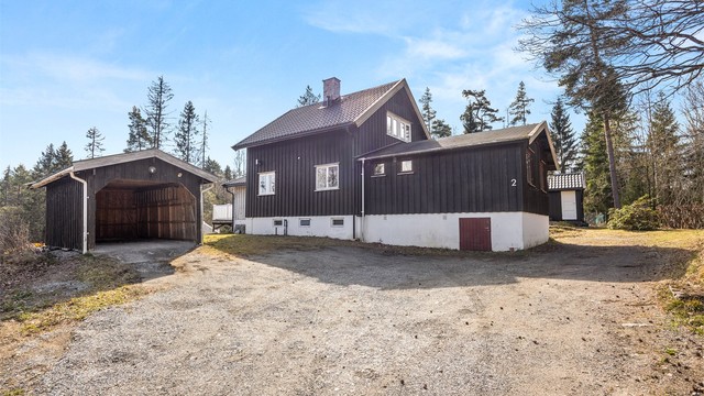 Gårdsplass og garasje