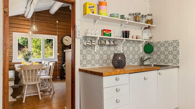 Rett utenfor kjøkkenet ligger en hyggelig spiseplass med vinduer som gir godt lys og fin utsikt til naturen