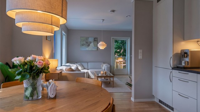 Den åpne løsningen gir en fin sammenheng mellom matlaging og stueliv.