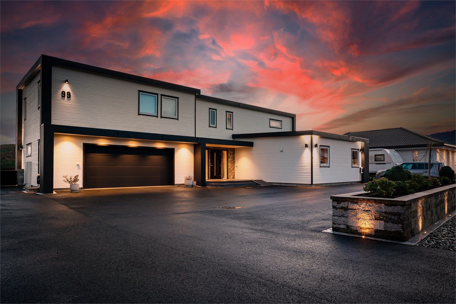 Rålekker moderne enebolig på hele 340 m² BRA-i. Egen hybelleilighet med 2 stk. soverom, månedlig leieinntekt er kr. 10.500,- eks. strøm. Integrert stor dobbel garasje.