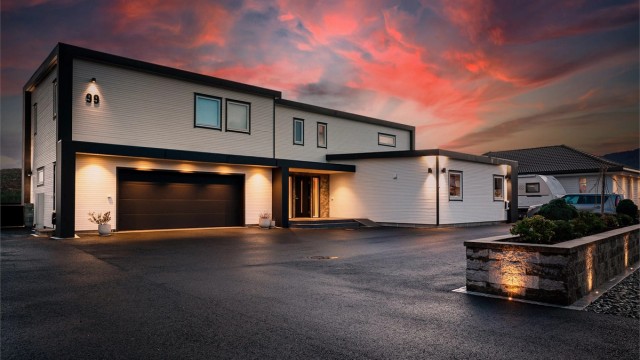 Rålekker moderne enebolig på hele 340 m² BRA-i. Egen hybelleilighet med 2 stk. soverom, månedlig leieinntekt er kr. 10.500,- eks. strøm. Integrert stor dobbel garasje.