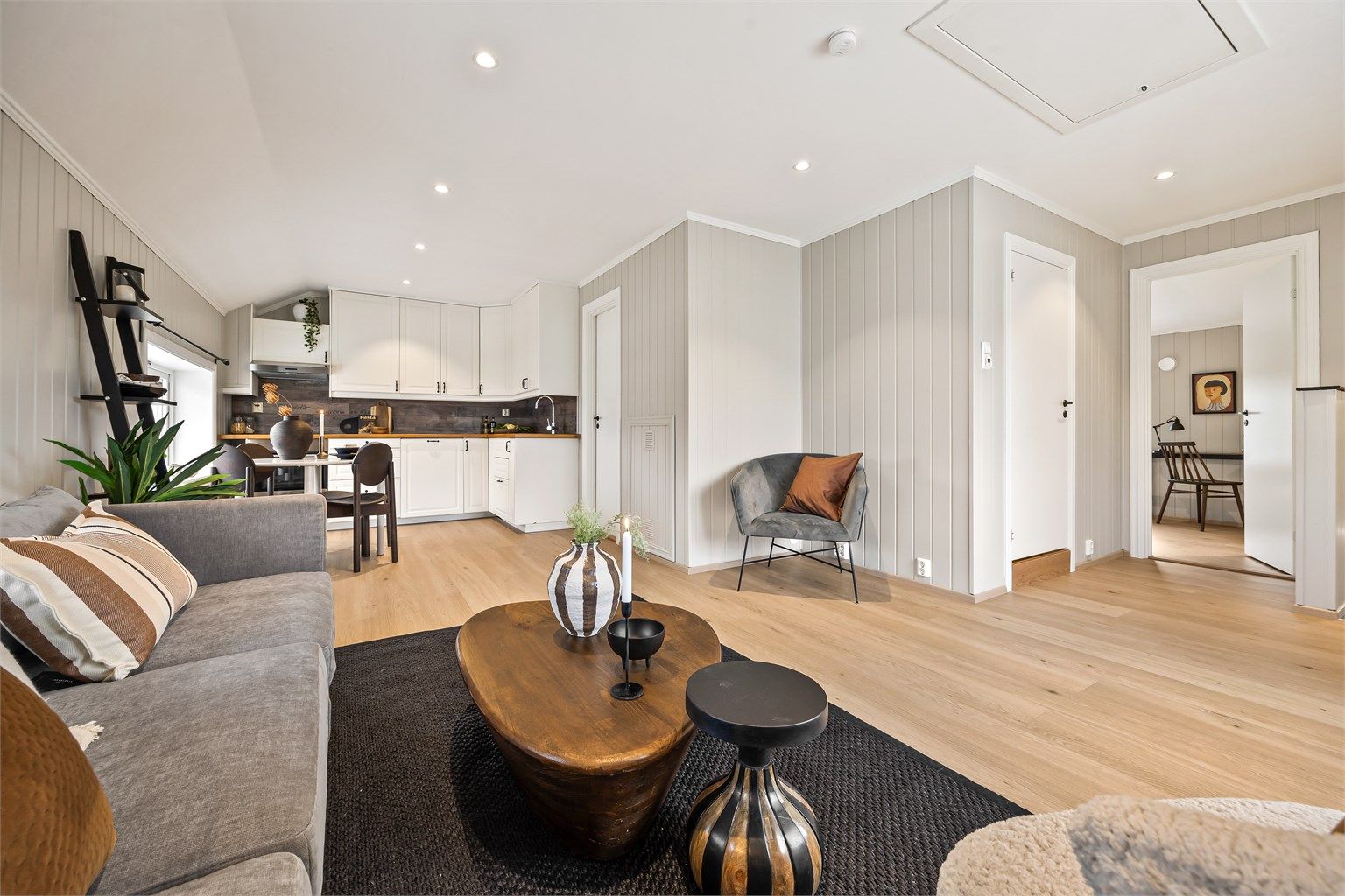 Leiligheten har tilgang til et disponibelt uinnredet kaldtloft via luke i stue.