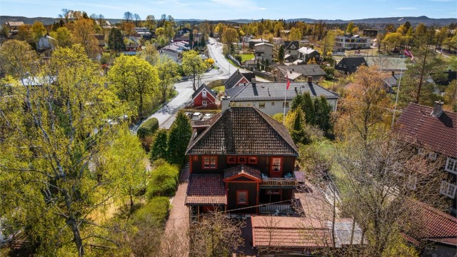 Beliggenheten på Øvre Høvik gir nærhet til både servicetilbud og rekreasjonsområder.