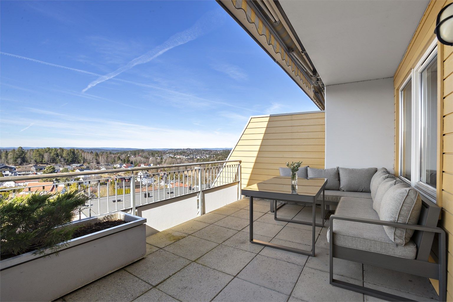 Her får du flotte solforhold og fantastisk utsikt fra stor vestvendte terrasse