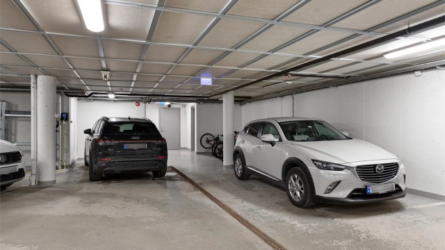 Leiligheten har 1 parkeringsplass i felles garasjeanlegg