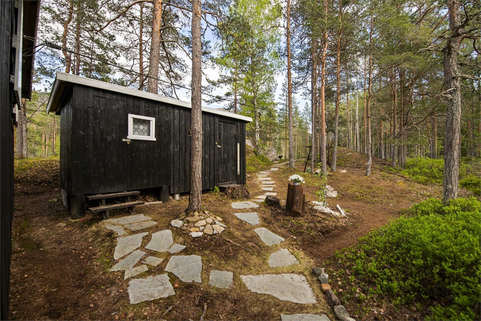 Uthuset er oppført i trekonstruksjon med stående trekledning og takpapp.