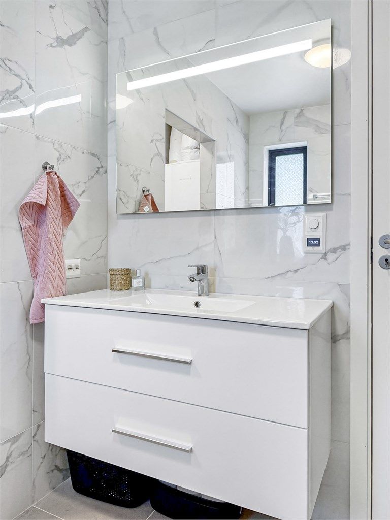 Termostater og diverse lysstyring, samt varmepumpe kan styres fra app (Plejd - Smarthus).