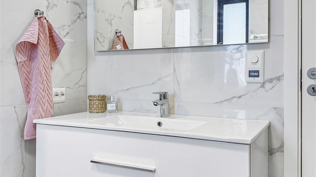 Termostater og diverse lysstyring, samt varmepumpe kan styres fra app (Plejd - Smarthus).