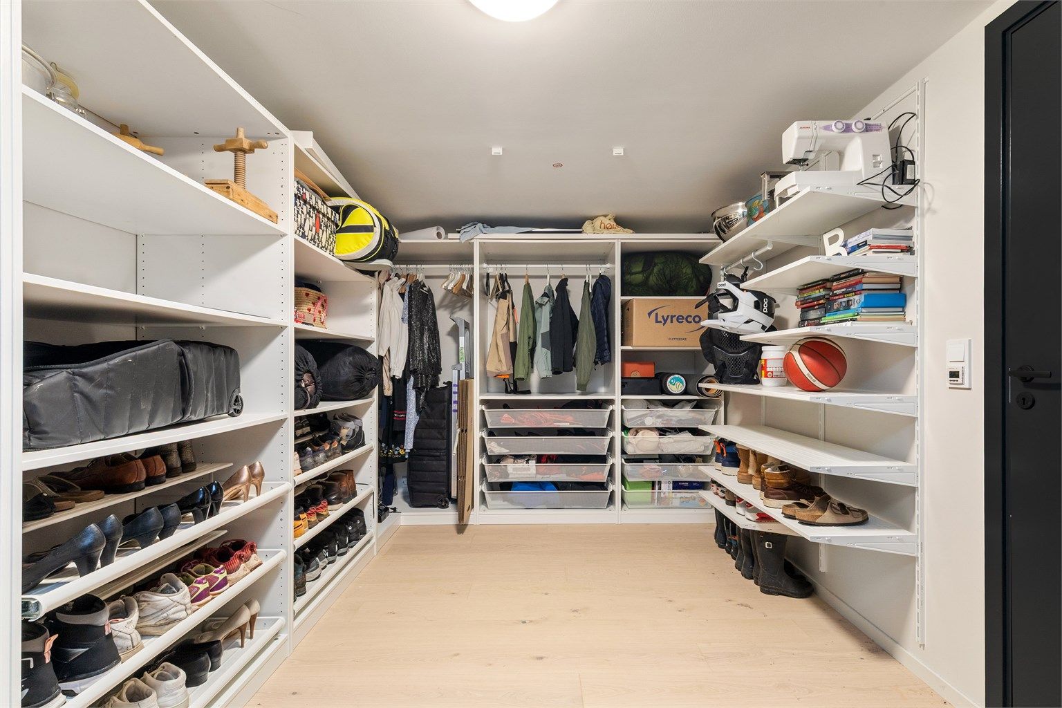 Det er en-stavs parkett og gulvvarme i boden