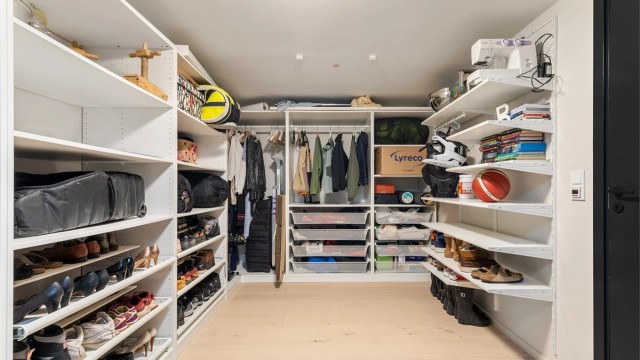 Det er en-stavs parkett og gulvvarme i boden